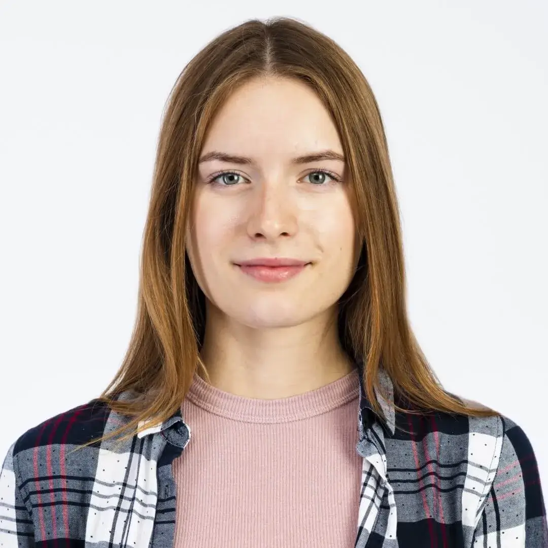 portrait-smiling-blonde-woman